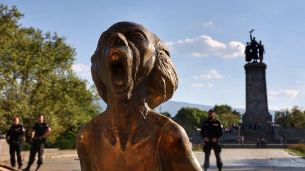 В княжеском саду напротив памятника Советской Армии установлен памятник скульптора Неделчо Костадинова Крик украинской матери“ (12 мая 2022). София  - Sputnik Армения