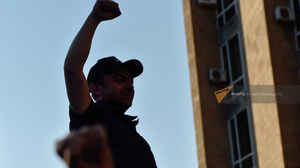 Оппозиция заблокировала вход в третий корпус здание правительства (13 мая 2022). Еревaн - Sputnik Армения