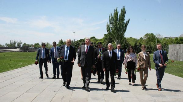 Председатель Счетной палаты РФ Алексей Кудрин посетил Мемориал памяти жертв Геноцида армян (14 мая 2022). Еревaн - Sputnik Армения