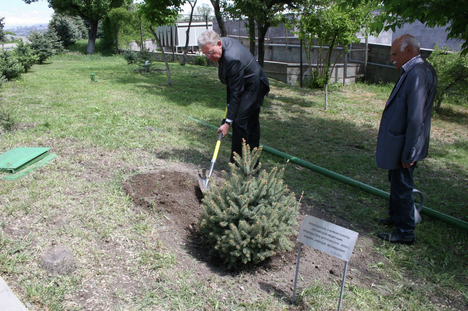 Председатель Счетной палаты РФ Алексей Кудрин посадил памятную ель во время посещения Мемориала памяти жертв Геноцида армян (14 мая 2022). Еревaн - Sputnik Արմենիա, 1920, 14.05.2022