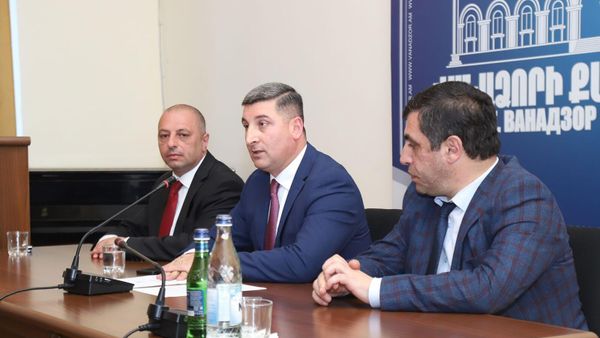 Министр территориального управления и инфраструктур Гнел Саносян представил исполняющего обязанности главы общины Ванадзор (15 мая 2022). Ванадзор - Sputnik Армения