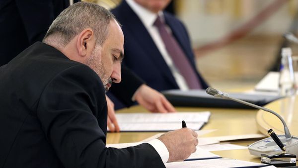 Премьер-министр Армении Никол Пашинян на церемонии подписания документов по итогам встречи лидеров государств - членов ОДКБ (16 мая 2022). Москвa - Sputnik Армения