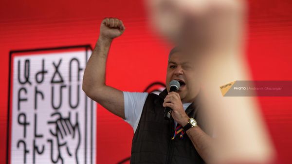 Артур Ванецян выступает на митинге оппозиции в рамках акции неповиновения на площади Франции (15 мая 2022). Ереван - Sputnik Армения