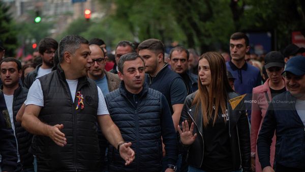 Артур Ванецян, Ишхан Сагателян  и Анна Григорян на шествии оппозиции в рамках акции неповиновения на площади Франции (15 мая 2022). Ереван - Sputnik Армения