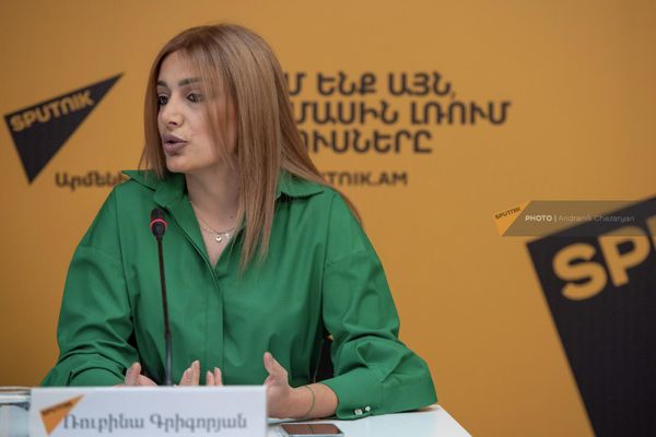 Директор конкурса Мисс СНГ Рубина Григорян на пресс-конференции по теме предстоящего конкурса Мисс СНГ -2022 (17 мая 2022). Еревaн Директор конкурса Мисс СНГ Рубина Григорян на пресс-конференции по теме предстоящего конкурса Мисс СНГ -2022 (17 мая 2022). Еревaн - Sputnik Армения