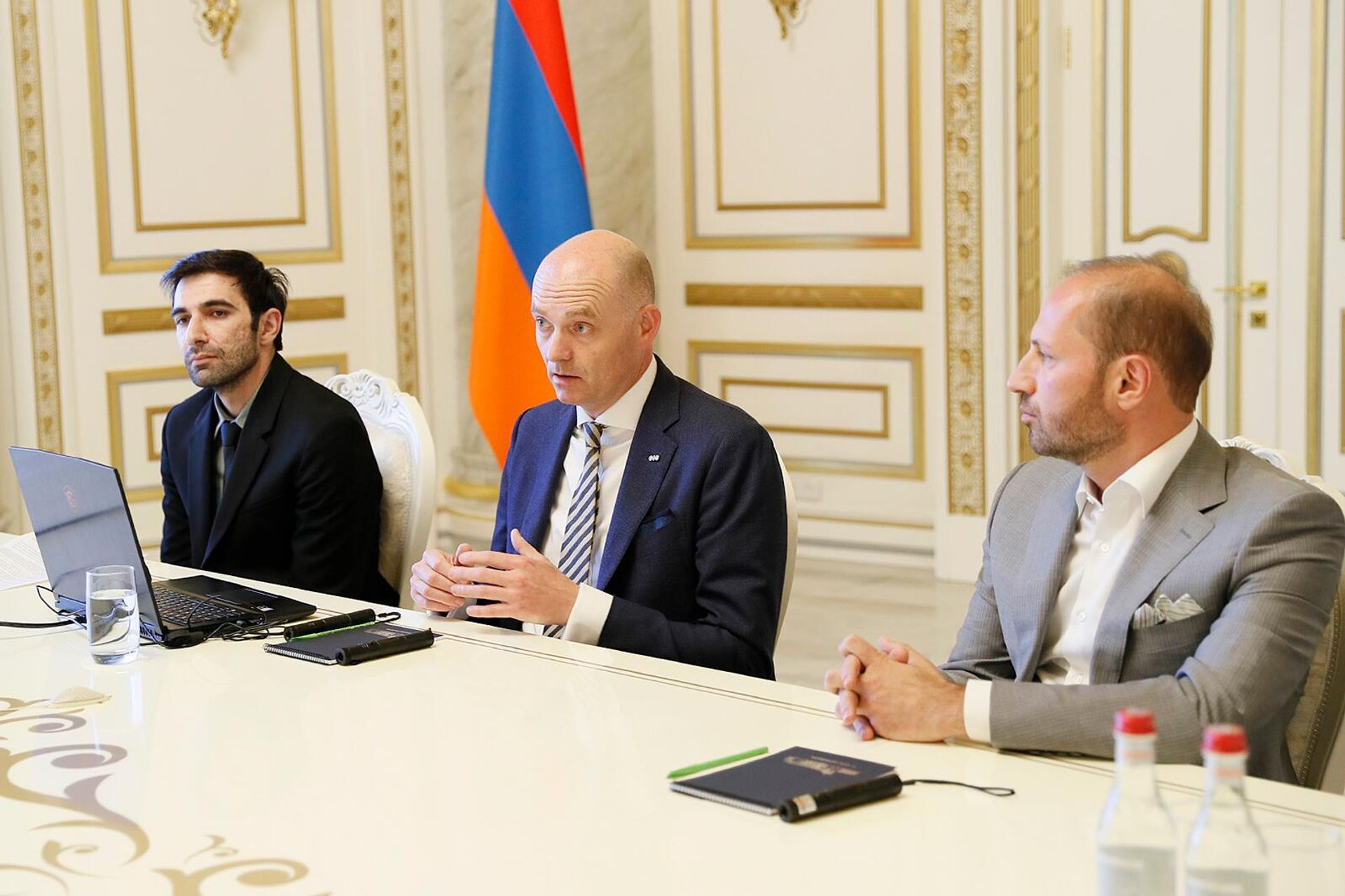 Премьер-министр Никол Пашинян принял исполнительного директора Ассоциации мировых торговых центров Робина ван Пуйенброка, основателя градостроительной инвестиционной компании РЕНШИН Эдуарда Марутяна и директора компании Левона Каспарова (17 мая 2022). Еревaн - Sputnik Արմենիա, 1920, 17.05.2022