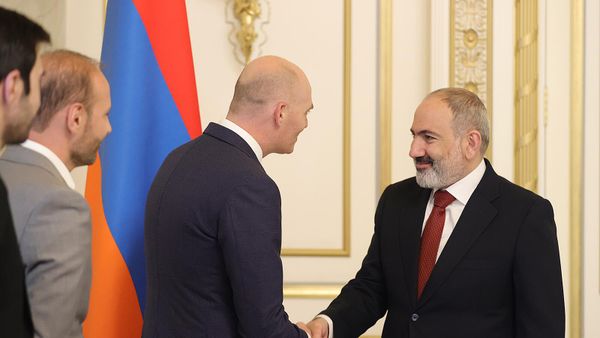 Նիկոլ Փաշինյանն ընդունել է Համաշխարհային առևտրային կենտրոնների ասոցիացիայի գործադիր տնօրեն Ռոբին վան Պույենբրոքին, «ՌԵՆՇԻՆ» քաղաքաշինական ներդրումային ընկերության հիմնադիր Էդուարդ Մարությանին և ընկերության տնօրեն Լևոն Կասպարովին - Sputnik Արմենիա