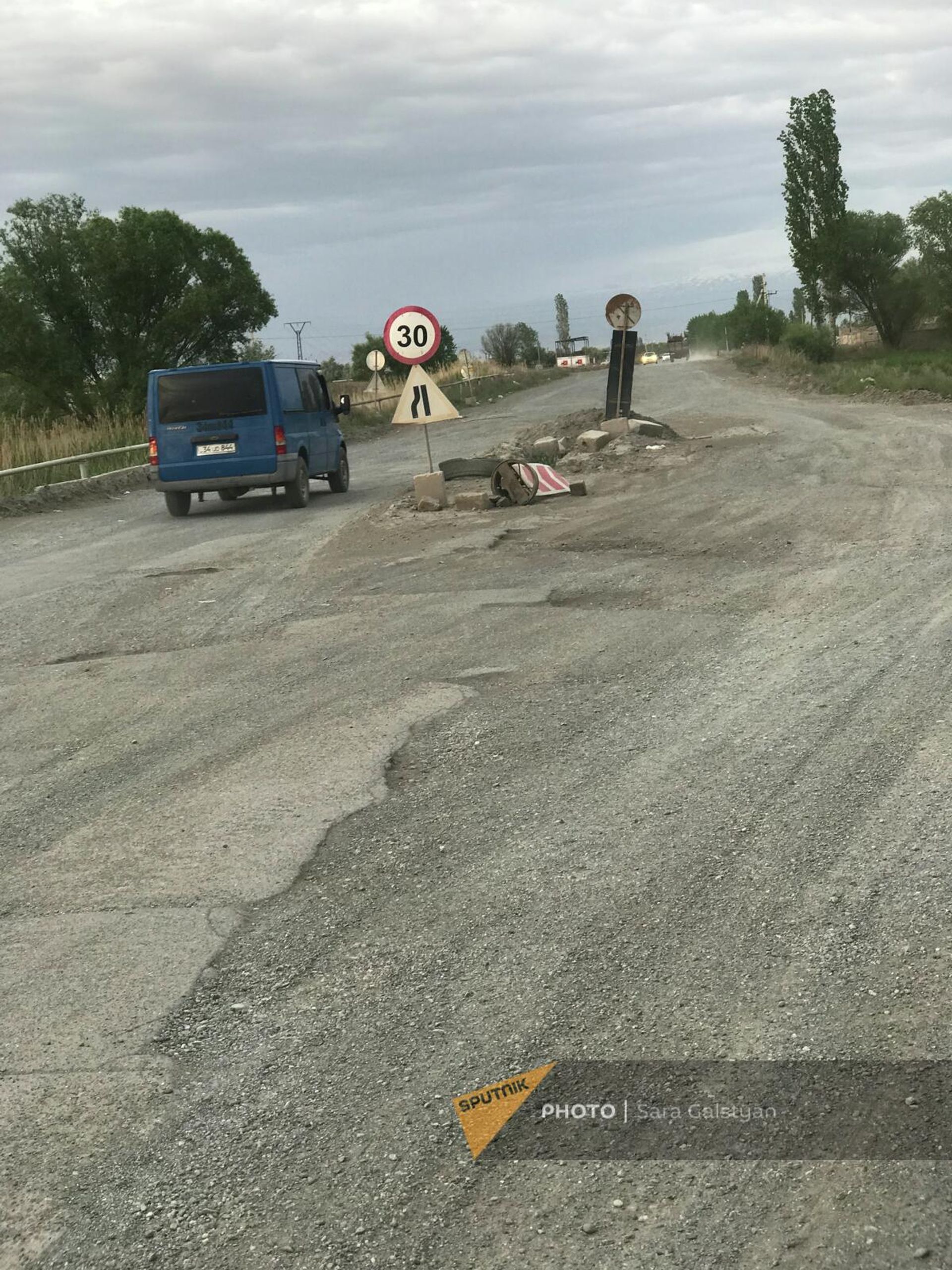 Поврежденный мост на участке Лусагюх - Ерасхахун межгосударственной трассы М3 - Sputnik Արմենիա, 1920, 17.05.2022