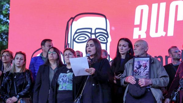 Родители погибших военнослужащих на митинге оппозиции на площади Франции (17 мая 2022). Еревaн - Sputnik Армения
