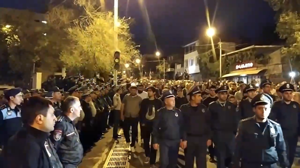 Ընդդիմության երթը կանգ առավ կառավարական առանձնատների դիմաց - Sputnik Армения