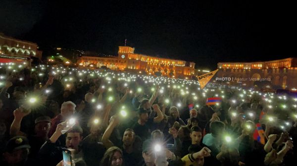 Ночной митинг оппозиции на площади Республики (17 мая 2022). Еревaн - Sputnik Армения