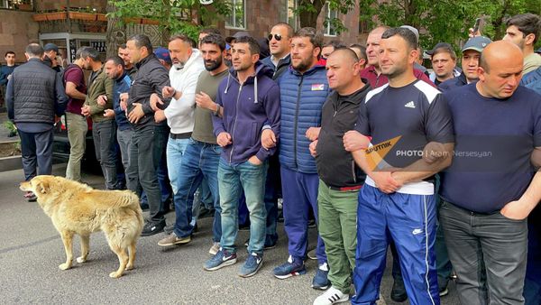 Левон Кочарян впереди одной из групп активистов оппозиции в рамках акции неповиновения (18 мая 2022). Еревaн - Sputnik Армения
