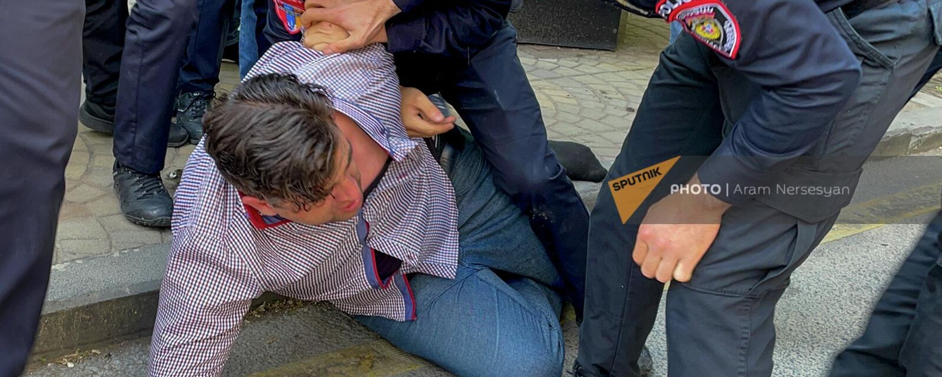 Задержание активиста одной из групп оппозиции в рамках акции неповиновения (18 мая 2022). Еревaн - Sputnik Армения, 1920, 23.05.2022