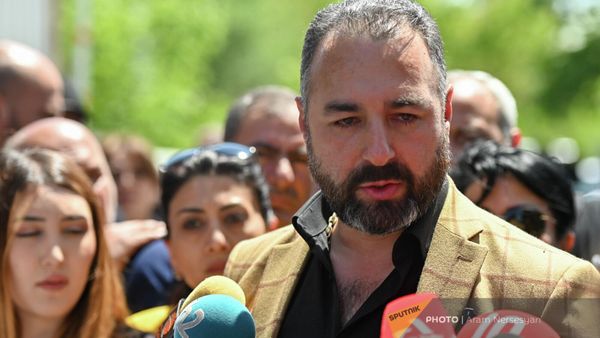 Адвокат Ваан Ованнисян общается с прессой на акции родственников погибших военнослужащих (18 мая 2022). Еревaн - Sputnik Армения
