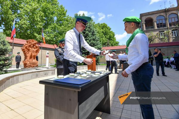 В Погрануправлении ФСБ РФ состоялась церемония принятия школьников в Юные друзья пограничников (18 мая 2022). Еревaн - Sputnik Армения