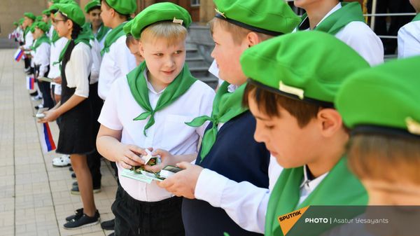 В Погрануправлении ФСБ РФ состоялась церемония принятия школьников в Юные друзья пограничников (18 мая 2022). Еревaн - Sputnik Армения