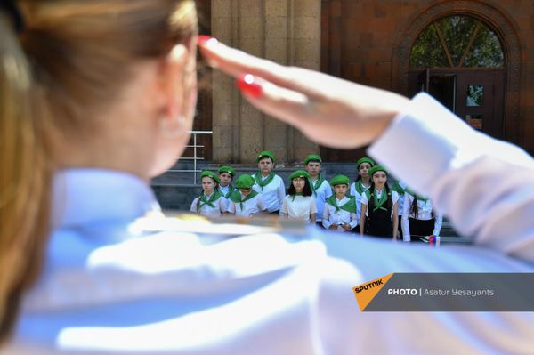 В Погрануправлении ФСБ РФ состоялась церемония принятия школьников в Юные друзья пограничников (18 мая 2022). Еревaн - Sputnik Армения