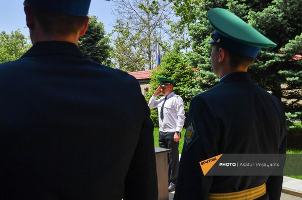 В Погрануправлении ФСБ РФ состоялась церемония принятия школьников в Юные друзья пограничников (18 мая 2022). Еревaн - Sputnik Армения
