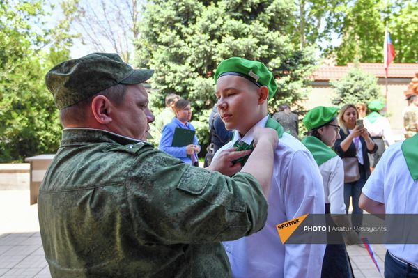 В Погрануправлении ФСБ РФ состоялась церемония принятия школьников в Юные друзья пограничников (18 мая 2022). Еревaн - Sputnik Армения