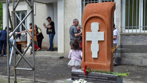 Открытие армяно-греческого хачкара, ко дню памяти Геноцида греков в Турции (19 мая 2022). Алаверди - Sputnik Армения