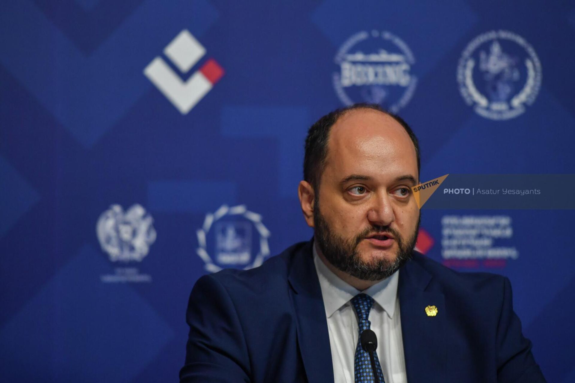 Руководитель Аппарата премьер-министра Араик Арутюнян на пресс-конференции в преддверии Чемпионата Европы по боксу среди мужчин (19 мая 2022). Еревaн Руководитель Аппарата премьер-министра Араик Арутюнян на пресс-конференции в преддверии Чемпионата Европы по боксу среди мужчин (19 мая 2022). Еревaн - Sputnik Армения, 1920, 19.05.2022