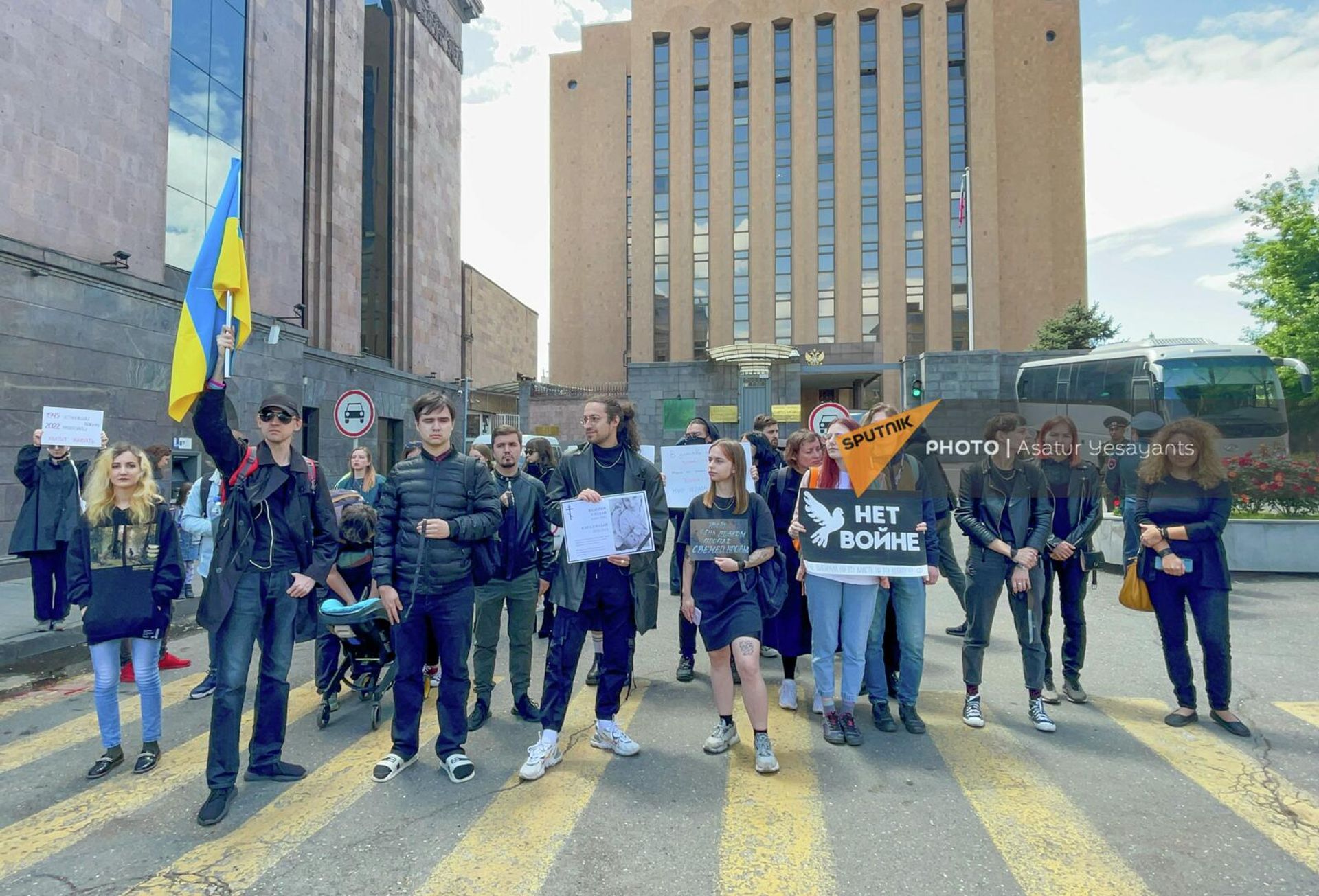 Акция украинцев  Нет войне у российского посольства (9 мая 2022). Еревaн - Sputnik Армения, 1920, 19.05.2022