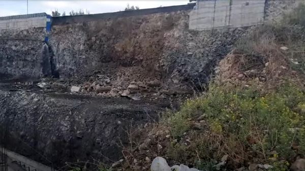 На участке, ведущем с улицы Ленинградян к Цицернакабердскому шоссе, произошел обвал дороги (20 мая 2022). Еревaн - Sputnik Армения