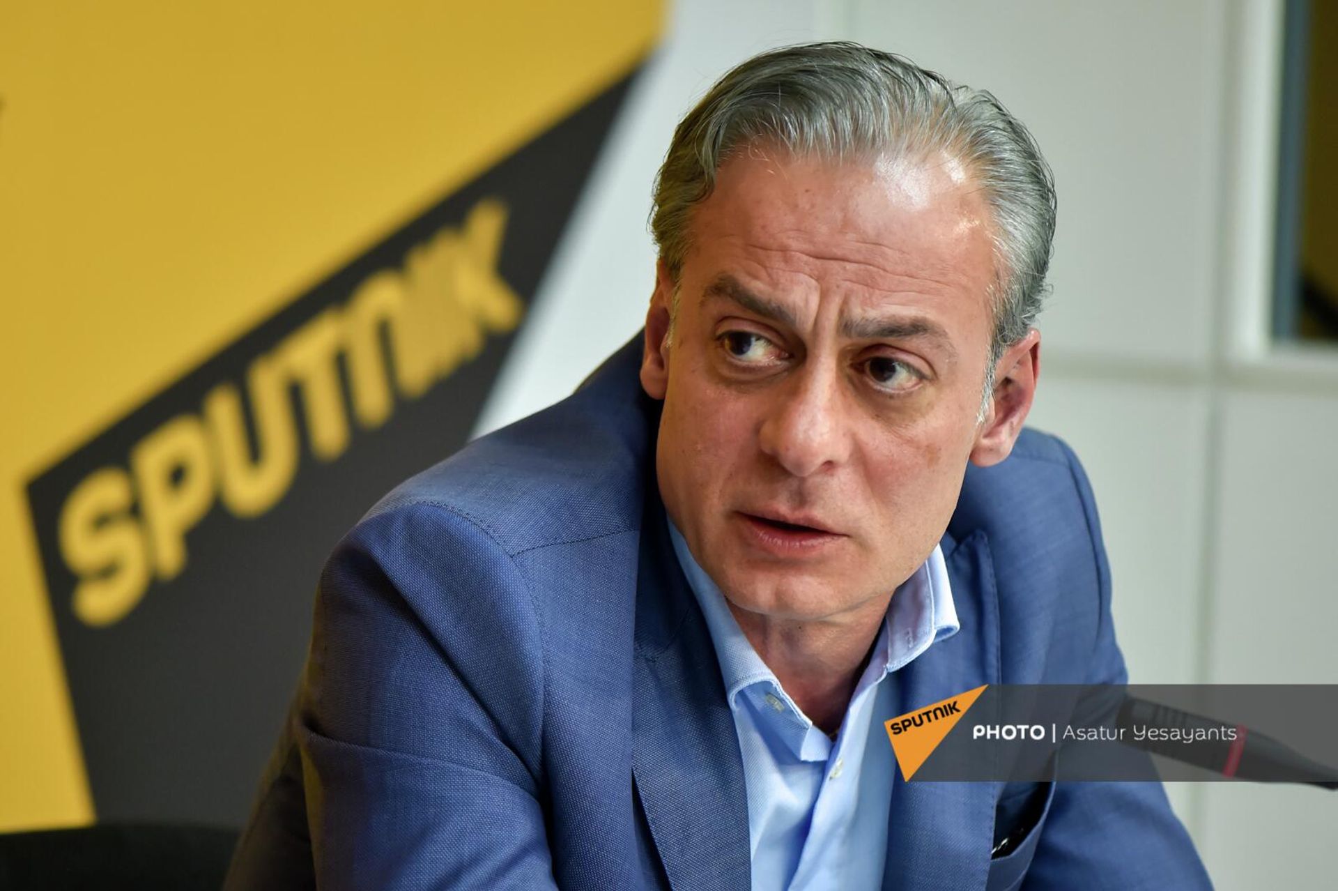 Скрипач, основатель оркестра Almazian Sympony Хачатур Алмазян на пресс-конференции на тему Интеллигенция и власть (20 мая 2022). Еревaн - Sputnik Արմենիա, 1920, 20.05.2022