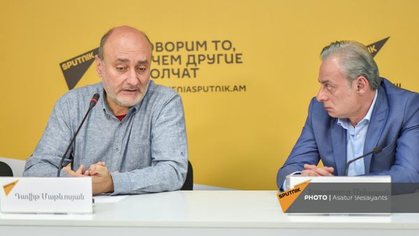 Режиссер Давид Матевосян и скрипач Хачатур Алмазян на пресс-конференции на тему Интеллигенция и власть (20 мая 2022). Еревaн - Sputnik Армения