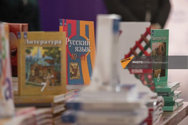 Книги от представительства Россотрудничества (20 мая 2022). Еревaн - Sputnik Армения
