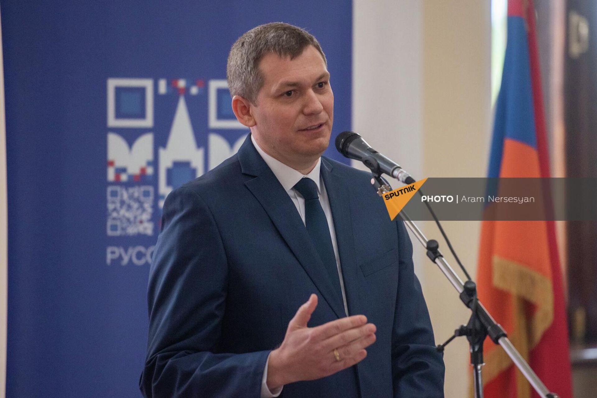 Заместитель директора ЮКЖД Олег Щукин на церемонии вручения книг от представительства Россотрудничества (20 мая 2022). Еревaн - Sputnik Армения, 1920, 20.05.2022