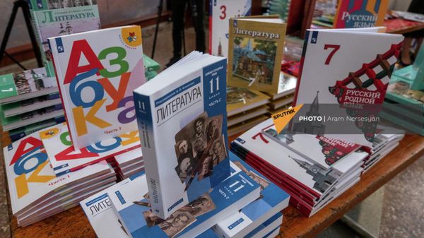 Книги от представительства Россотрудничества (20 мая 2022). Еревaн - Sputnik Армения