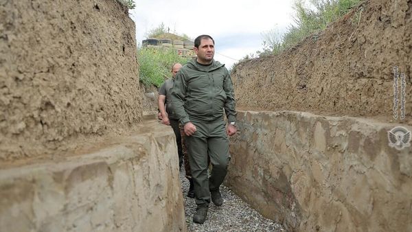 В рамках рабочего визита в 3-е армейское войсковое объединение министр обороны РА Сурен Папикян посетил ряд воинских частей и боевых позиций (20 мая 2022). - Sputnik Армения