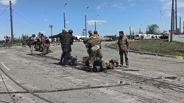 Российские военнослужащие досматривают сдавшихся в плен украинских военнослужащих и боевиков националистического батальона Азов на территории комбината Азовсталь (18 мая 2022). Мариуполь - Sputnik Армения