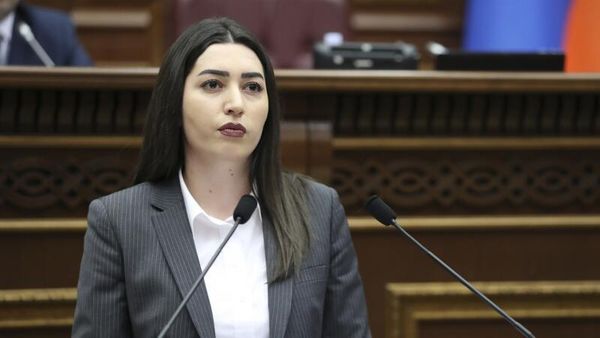 Заместитель министра юстиции Арпине Саркисян на внеочередном заседании Национального собрания Армении (19 мая 2022). Еревaн - Sputnik Армения