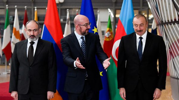 Премьер-министр Армении Никол Пашинян, Президент Европейского Совета Шарль Мишель и президент Азербайджана Ильхам Алиев перед встречей в Европейском Совете (6 апреля 2022). Брюссель - Sputnik Армения