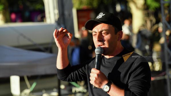 Ишхан Сагателян на митинге оппозиции на площади Франции (21 мая 2022). Еревaн - Sputnik Армения