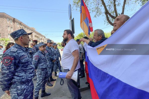 Блогер Мика Бадалян на акции протеста у посольства России (22 мая 2022). Еревaн - Sputnik Армения