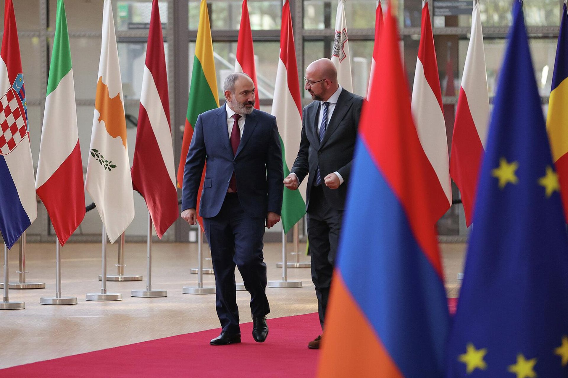 Премьер-министр Никол Пашинян на встрече с председателем Европейского совета Шарлем Мишелем (22 мая 2022). Брюссель - Sputnik Արմենիա, 1920, 22.05.2022