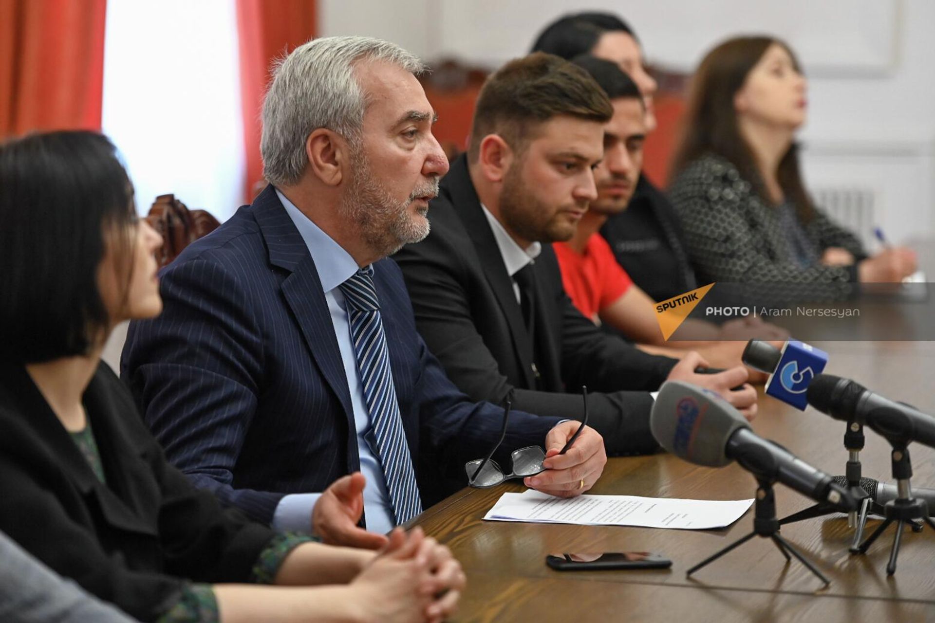 Депутат фракции “Гражданский договор” Андраник Кочарян на встрече с первой группой военнослужащих, отравляющейся на паломничество в Израиль (23 мая 2022). Еревaн - Sputnik Армения, 1920, 23.05.2022