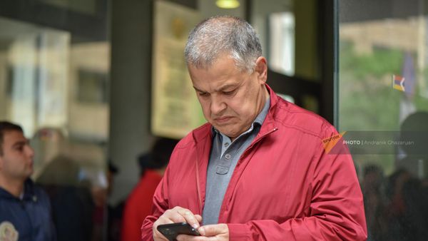 Экс-министр юстиции Давид Арутюнян среди заблокировавших входы правительственного здания активистов (24 мая 2022). Еревaн - Sputnik Армения