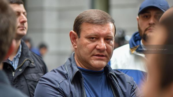 Депутат оф фракции Честь имею Тарон Маргарян среди заблокировавших входы правительственного здания активистов (24 мая 2022). Еревaн Депутат оф фракции Честь имею Тарон Маргарян среди заблокировавших входы правительственного здания активистов (24 мая 2022). Еревaн - Sputnik Армения