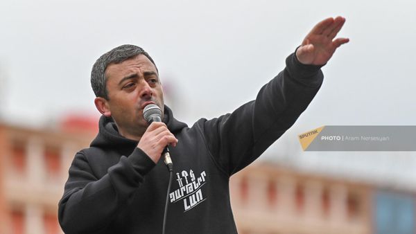 Ишхан Сагателян обращается к заблокировавшим входы правительственного здания активистам (24 мая 2022). Еревaн - Sputnik Армения