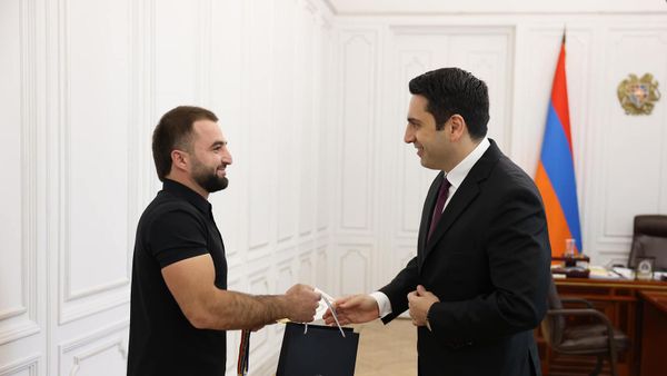 Председатель Национального собрания Ален Симонян принял многократного чемпиона мира и Европы по армрестлингу, мастера спорта международного класса Ашота Адамяна (24 мая 2022). Еревaн - Sputnik Армения