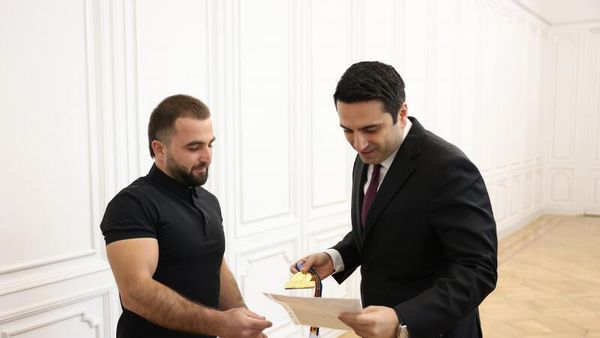 Ազգային ժողովի նախագահ Ալեն Սիմոնյանն ընդունել է բազկամարտի  աշխարհի և Եվրոպայի բազմակի չեմպիոն, միջազգային կարգի սպորտի վարպետ Աշոտ Ադամյանին  (մայիսի 24,  2022). Երևան - Sputnik Արմենիա