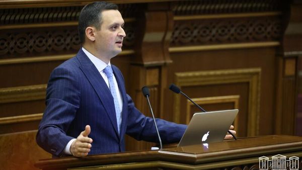 Заместитель министра финансов Арман Погосян на очередном заседании Национального собрания Армении (24 мая 2022). Еревaн - Sputnik Армения