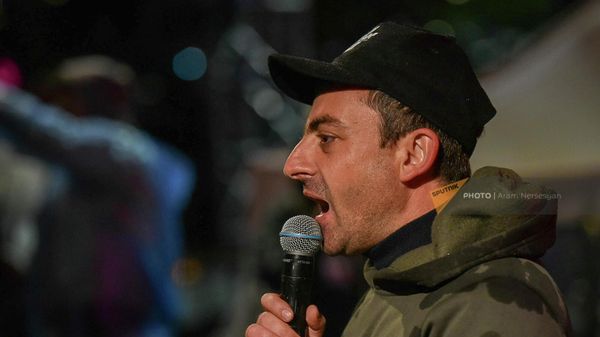Ишхан Сагателян во время митинга оппозиции после шествия (24 мая 2022). Еревaн - Sputnik Армения