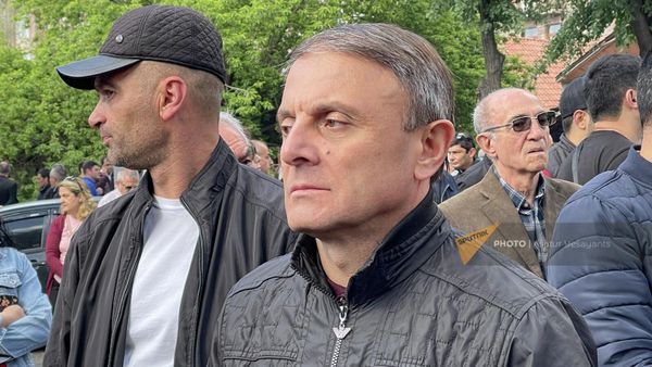 Экс-начальник полиции Валерий Осипян на проспекте Баграмян у здания резиденции президента Армении (25 мая 2022). Еревaн - Sputnik Армения