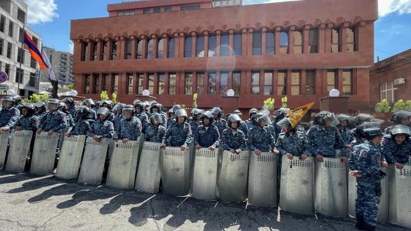 Ситуация на проспекте Баграмян у здания Совета безопасности Армении (25 мая 2022). Еревaн - Sputnik Армения