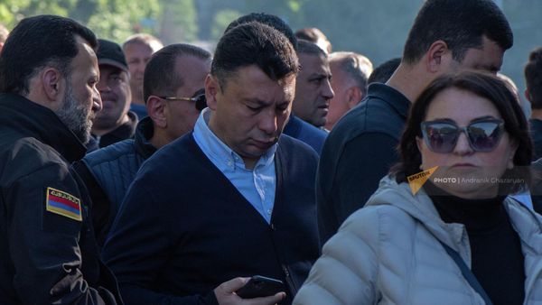 Эдуард Шармазанов на площади Франции перед началом шествия (25 мая 2022). Еревaн - Sputnik Армения